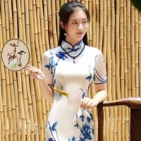 一手蒲扇，一色青衣，做一個青花瓷般的旗袍美人！